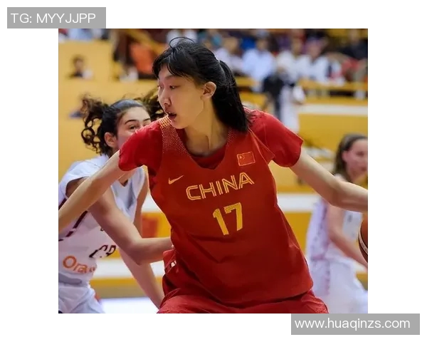 女明星挑战篮球技艺现场扔球引发粉丝热议展现运动魅力与个人风采